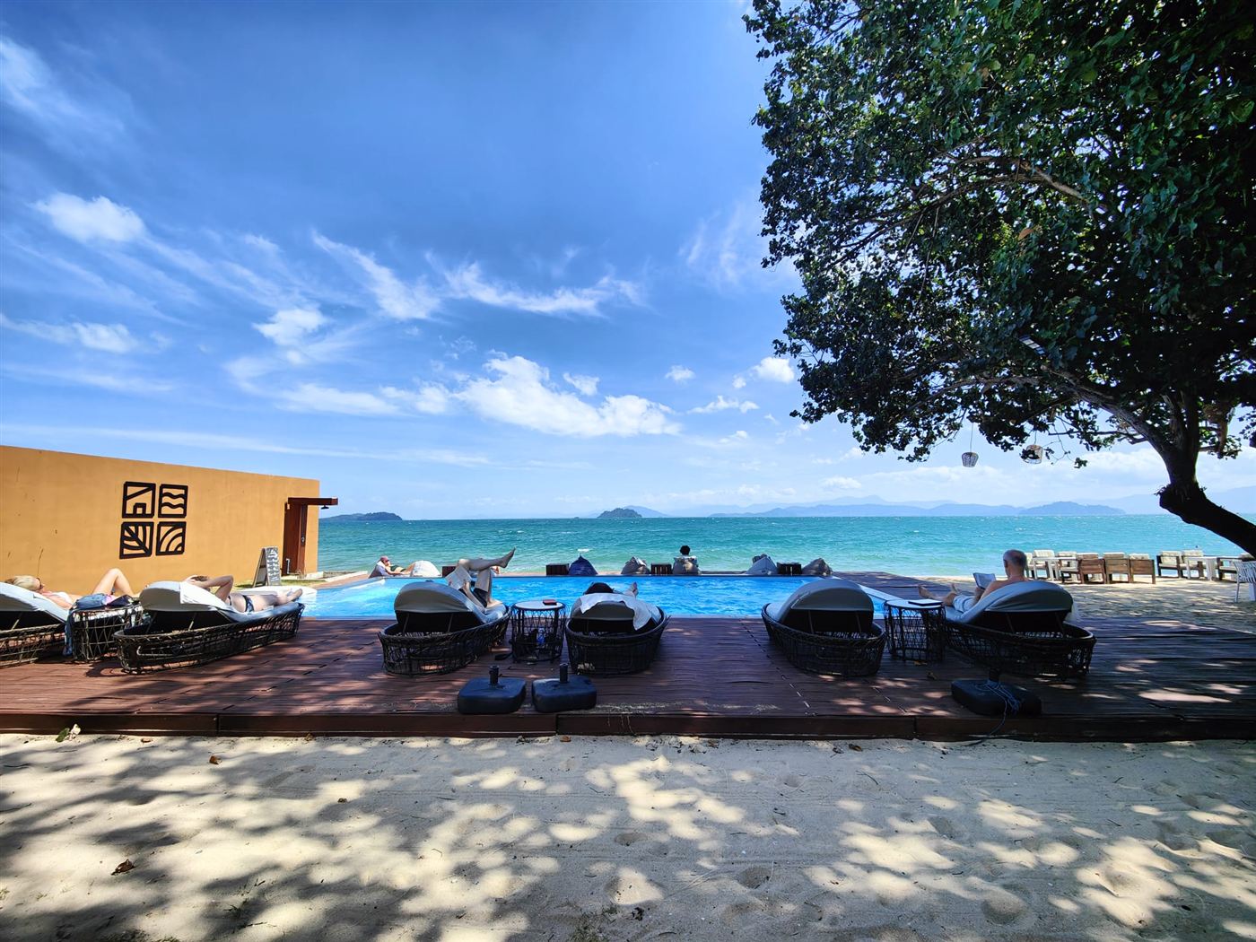 Pool des Nitiporn Resort mit Meerblick